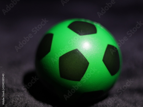 Cuadro en lienzo Una toma de cerca de una pelota o balón de fútbol con luces en un fondo negro co