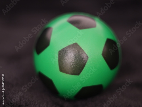 Cuadro en lienzo Una toma de cerca de una pelota o balón de fútbol con luces en un fondo negro co