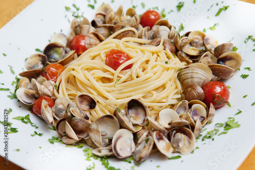 Принти на полотні Close up of mediterranean spaghetti alle vongole with fresh clams and cherry tom