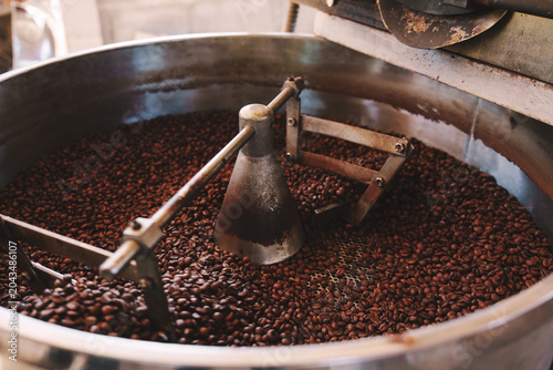 Foto The coffee beans are being roasted in the machine, ready for the next step in the process