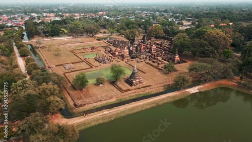 Foto Sukhothai historical park ancient temples and buddha statues from aerial view