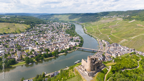 Obraz na plátně Moselle Valley, aerial view of mosel river, Landshut castle and vineyards, Bernk