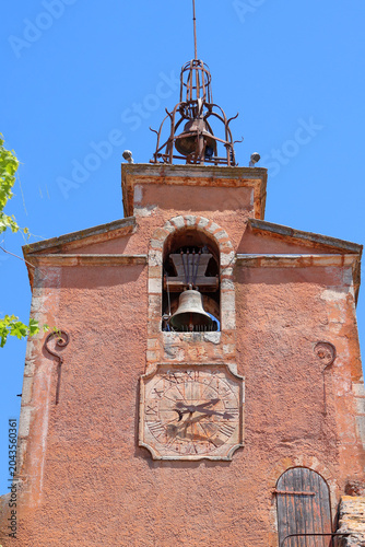 clocher et horloge sur cette vieille église