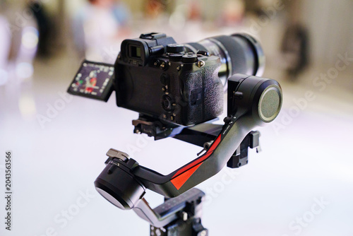 Konstfotografi Professional mirrorless camera mounted on gimbal stabilizer