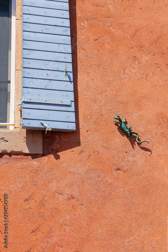 Un gecko de porcelaine sur la façade