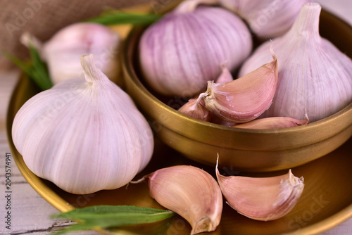 Fotografie garlic in a metal bowl. Close-up.