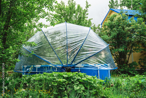 Cuadro en lienzo Blue above ground swimming pool enclosed by a transparent dome cover, providing