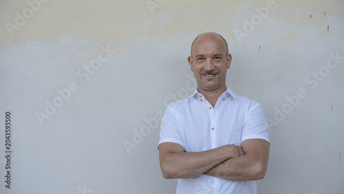Foto Portrait of a relaxed and successful entrepreneur wearing casual attire near a c