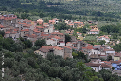 Fotografia Scenic view of Ceppagna, a picturesque rural hamlet of Venafro surrounded by oli