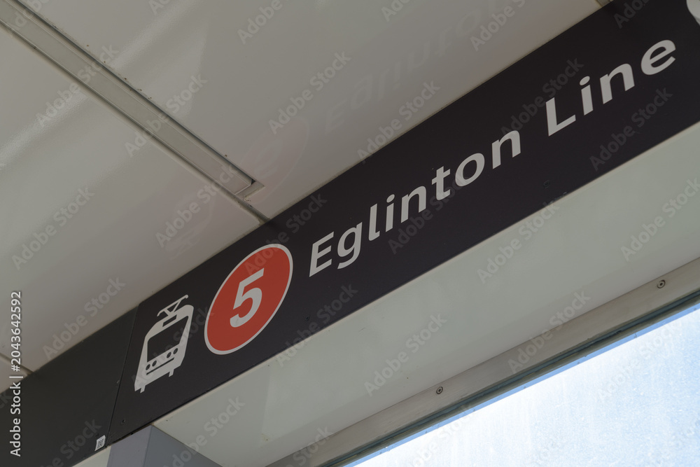Naklejka premium Eglinton Line 5 sign at an outdoor platform stop in Toronto