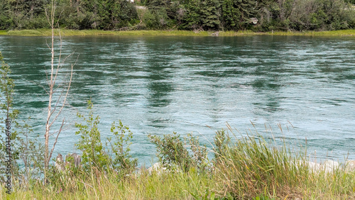 Canvastavla The flow of the mighty Yukon by the city