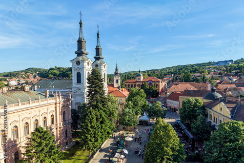 Foto Aerial View of Historic Sremski Karlovci Town Square and Church