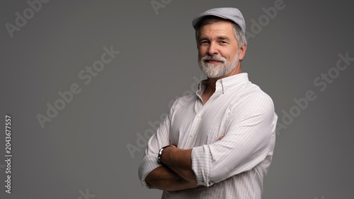 Cuadro en lienzo Smiling man wearing white shirt and flat cap, close-up