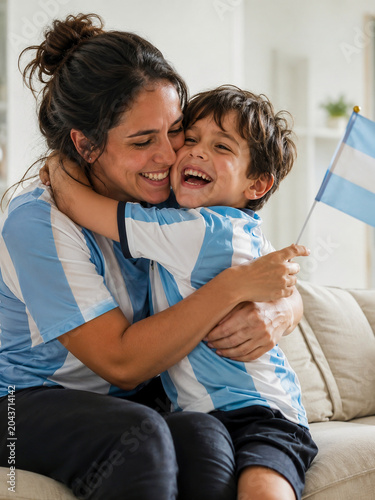 Madre argentina con niño celebrando partido de fútbol