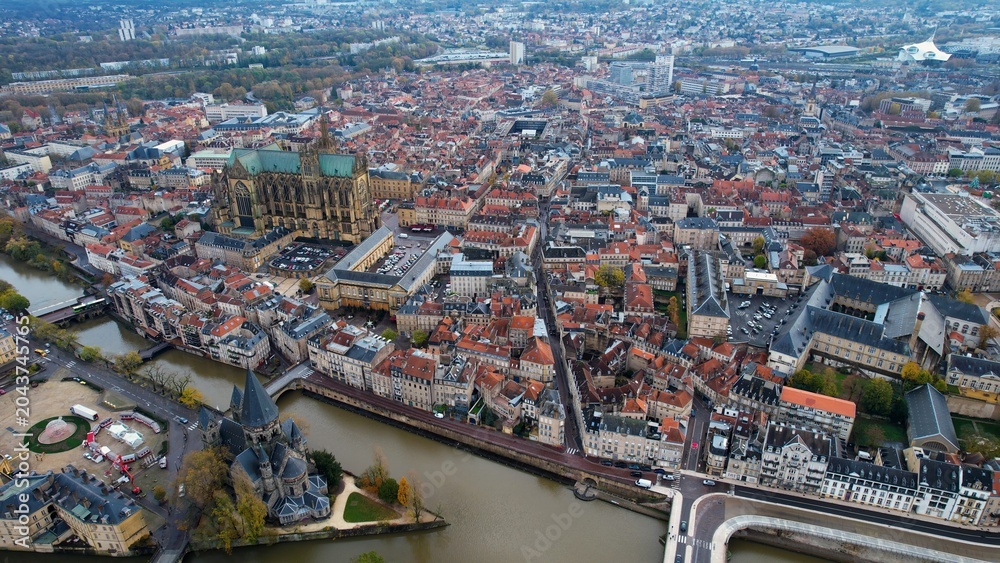 Obraz premium An panoramic aerial view of the old town city Metz in France on a cloudy noon in autumn..