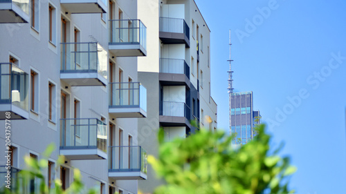 Valokuva European residential architecture harmonizing with nature