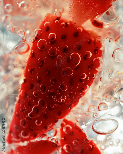 Schilderij op canvas Strawberry macro bubbles fresh soda texture extreme closeup