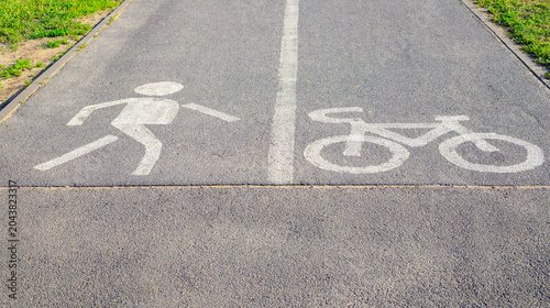 Foto Shared asphalt path for pedestrians and cyclists, road infrastructure and traffi