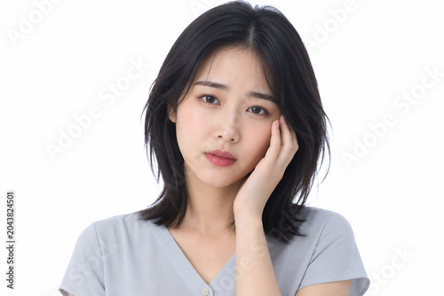 頬に手を当てて悩む若い女性 Generative AI
