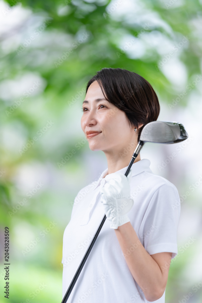 Naklejka premium ゴルフをする女性