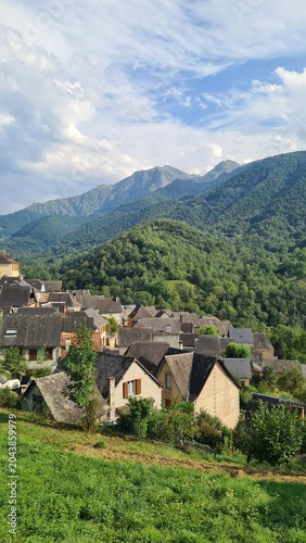Le pittoresque village pyrénéen d'Ayet, avec la vallée de Bethmale en arrière-plan (Pyrénées ariégeoises)