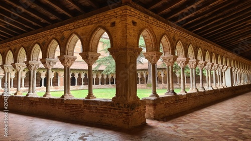 Le magnifique cloître roman de l'abbaye de Moissac (abbaye Saint-Pierre de Moissac, Occitanie)