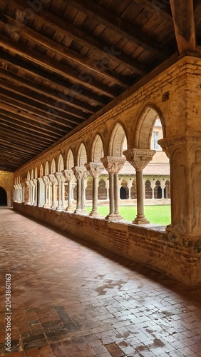 Le magnifique cloître roman de l'abbaye de Moissac (abbaye Saint-Pierre de Moissac, Occitanie)