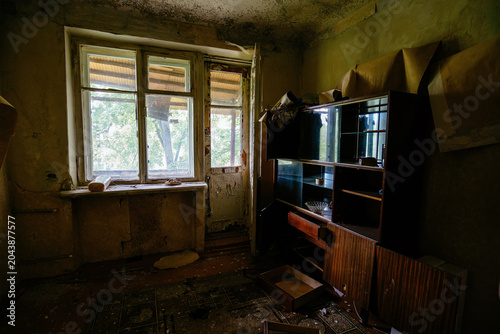 Cuadro en lienzo Interior of domestic room of abandoned apartment house