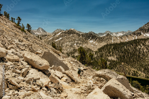 Foto Hiker Heading Down The John Muir Trail In Kings Canyon