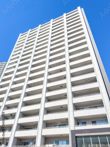 都市に建つマンション