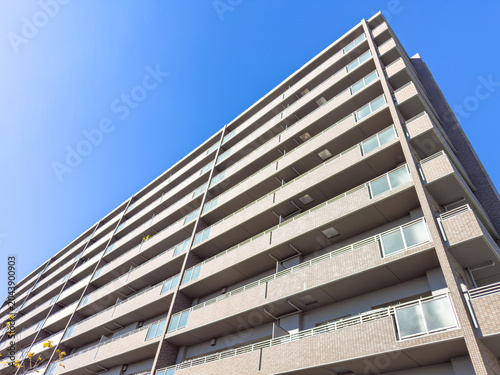 都市に建つマンション