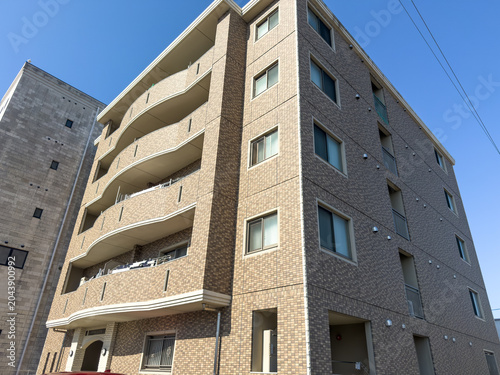 都市に建つマンション