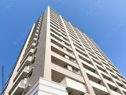 都市に建つマンション
