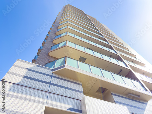 都市に建つマンション