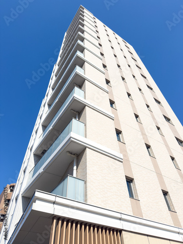 都市に建つマンション