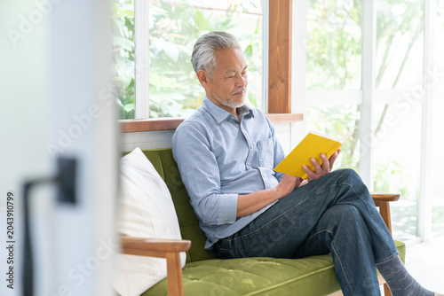 Fotografi シニア男性　読書