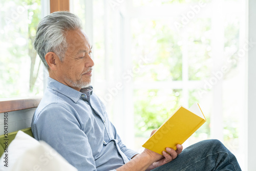 シニア男性　読書