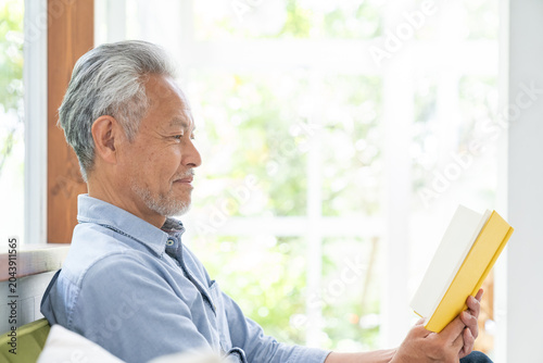 シニア男性　読書