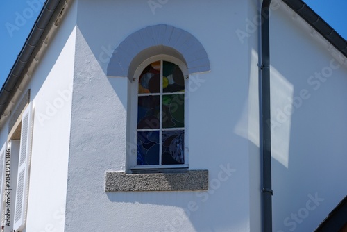 fenêtre et verres colorés .