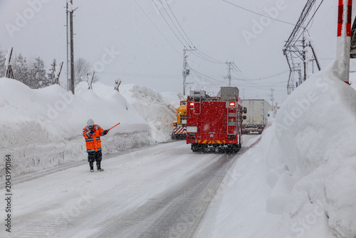 道路の排雪時の誘導と消防車