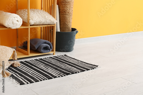 Stylish rug and shelving un...
