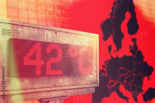 Thermometer zeigt Hitze, im Hintergrund Landkarte von Europa in rötlichen Farben als Symbol für  hohe Temperaturen aufgrund vom Klimawandel