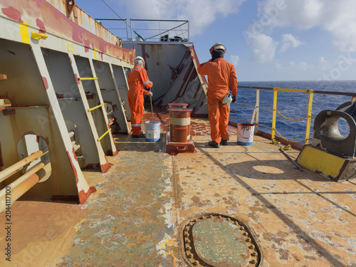 Foto ship crew paint main deck near the forecastle