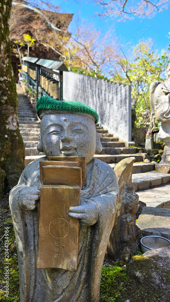 Obraz premium Traditional Stone Statue in Asian Garden Courtyard