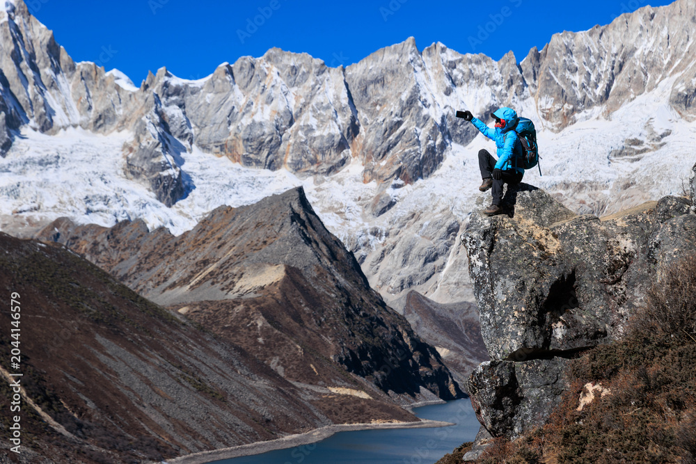 Naklejka premium Backpacking woman hiking on high altitude mountain top
