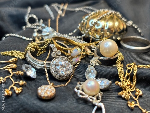 Tableau sur toile A glamorous jewelry box style collection of gold and silver gems.