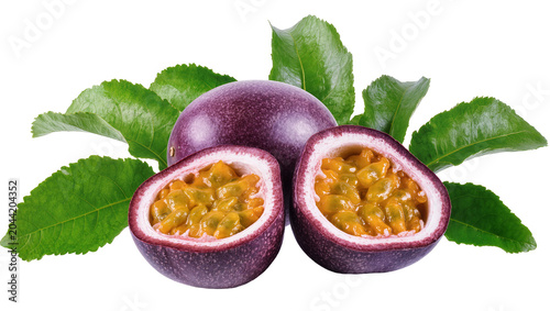 Foto Whole and halved passion fruits with green leaves