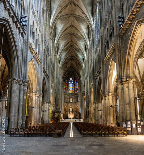 Tableau sur toile Metz Cathedral nave with stained glass and altar, France