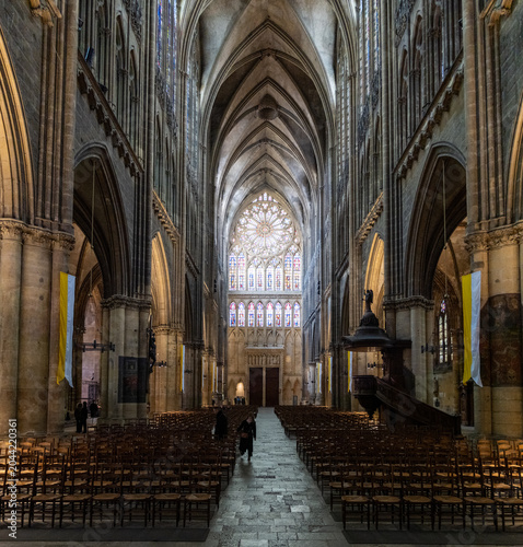 Tableau sur toile Metz Cathedral nave toward rose window with chairs, France