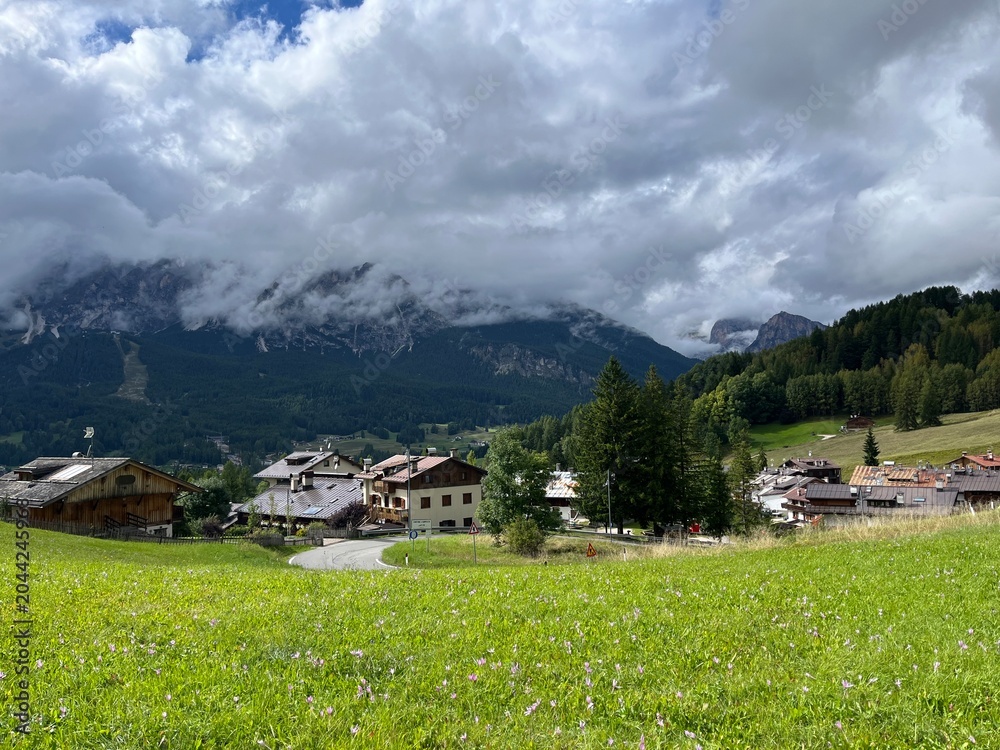 Obraz premium Dolomites Mountain Village Under Dramatic Clouds, Italy / 구름에 둘러싸인 돌로미티